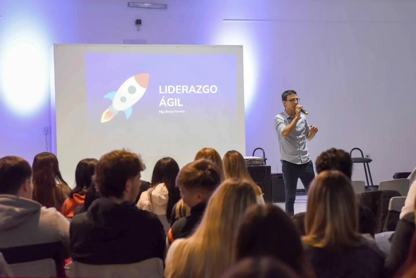 Bruno Ferrero disertando sobre Liderazgo Ágil en AGI 2023
