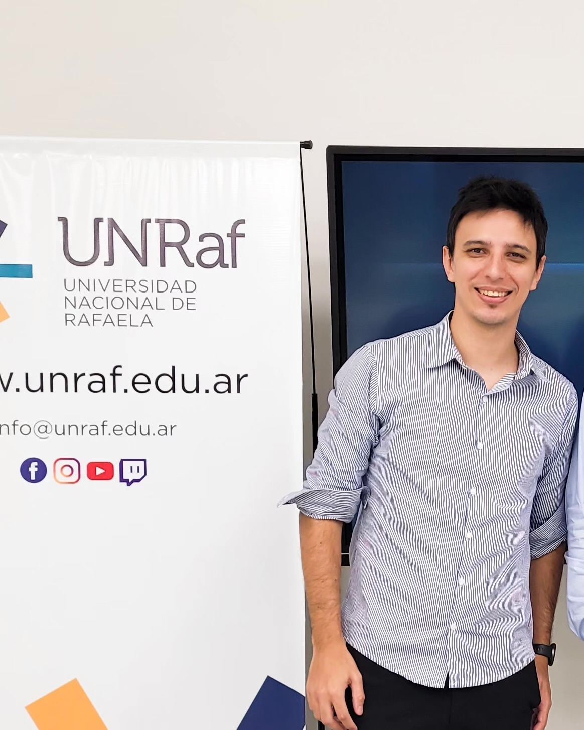 Bruno Ferrero junto al banner de UNRaf